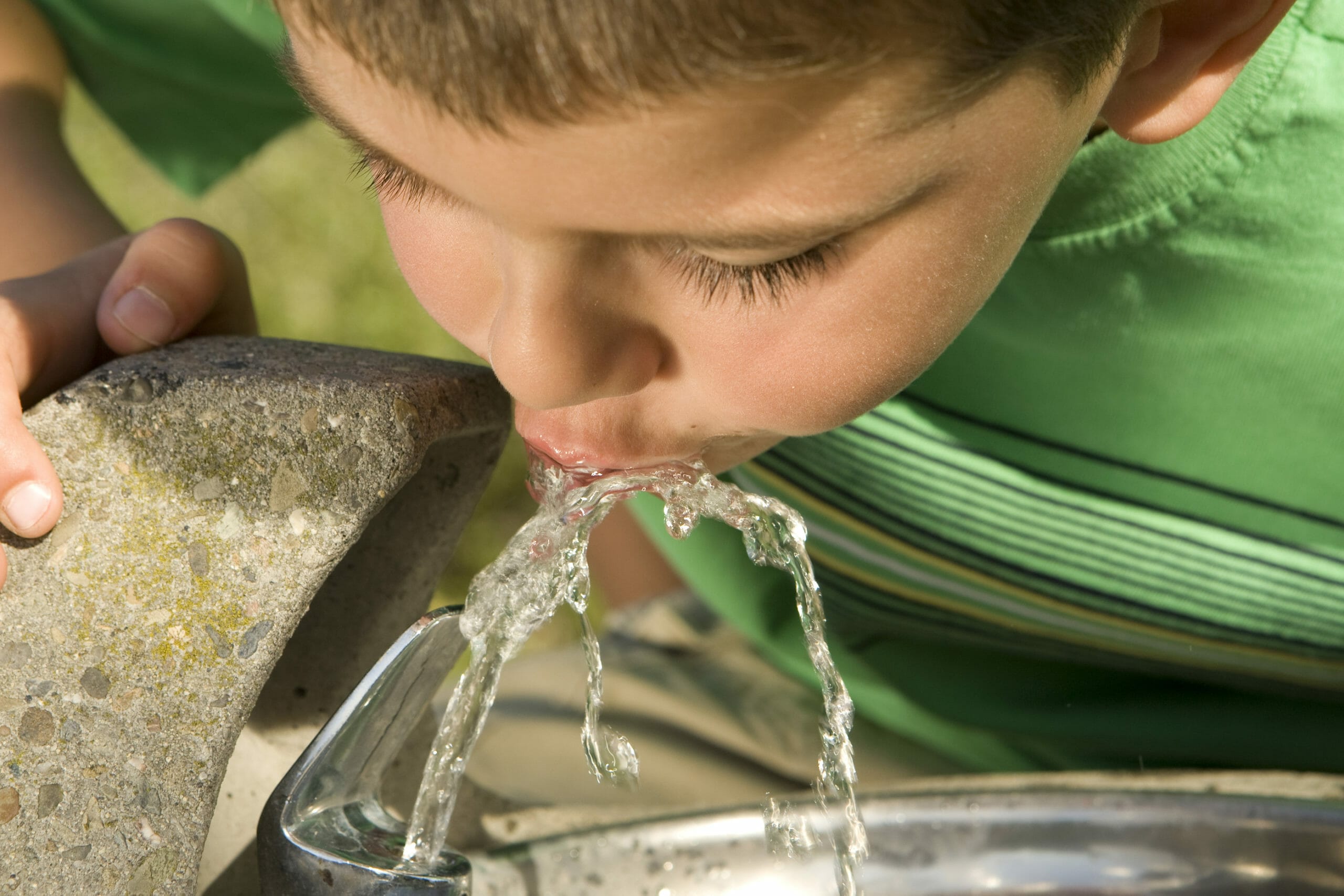 Пить мутную воду. Питье грязной воды. Фонтанчик для питья дети. Человек пьет воду. Ребенок пьет воду.